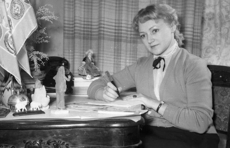 Людмила Касаткина у себя дома, 1953 год. Фото: russiainphoto.ru