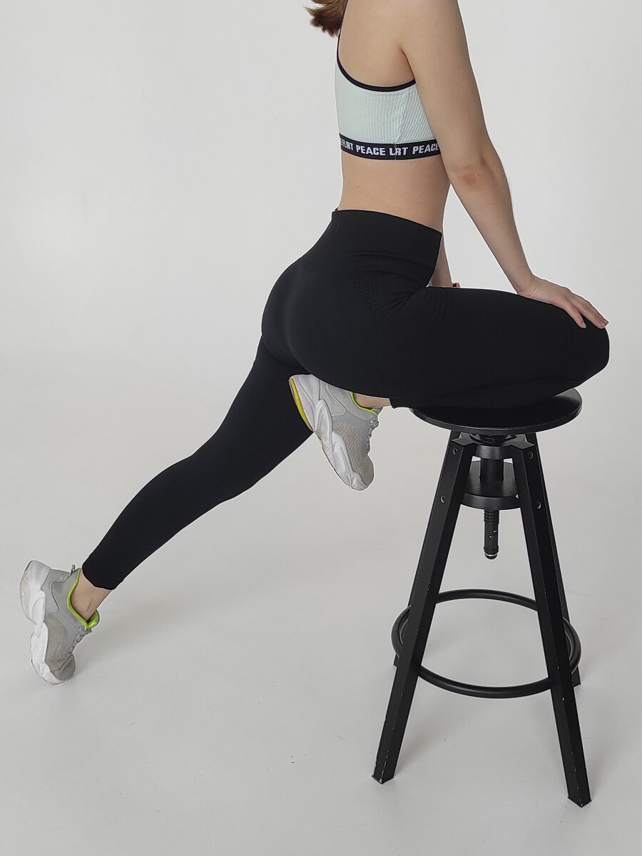 Почему все тренируются в леггинсах? Это не дань моде, а соображения удобства. У данного предмета одежды огромное количество преимуществ, поэтому любому спортивному человеку не помешает узнать, как правильно выбрать леггинсы.