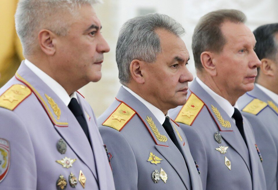     Сергей Шойгу (в центре)  REUTERS