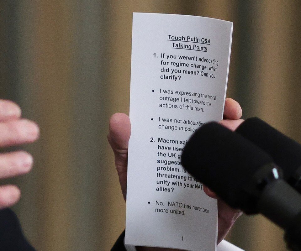     "Шпаргалка" для Байдена, фото: Oliver Contreras /POOL/EPA/ТАСС