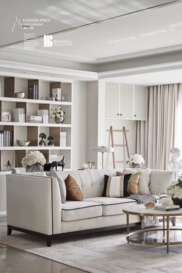 Шкаф с открытыми полками, завершающий заднюю часть пространства за диваном. Тональность в пространстве соблюдена.