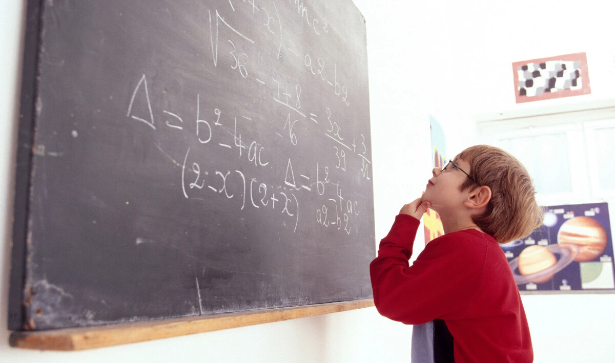 мальчик смотрит на доску