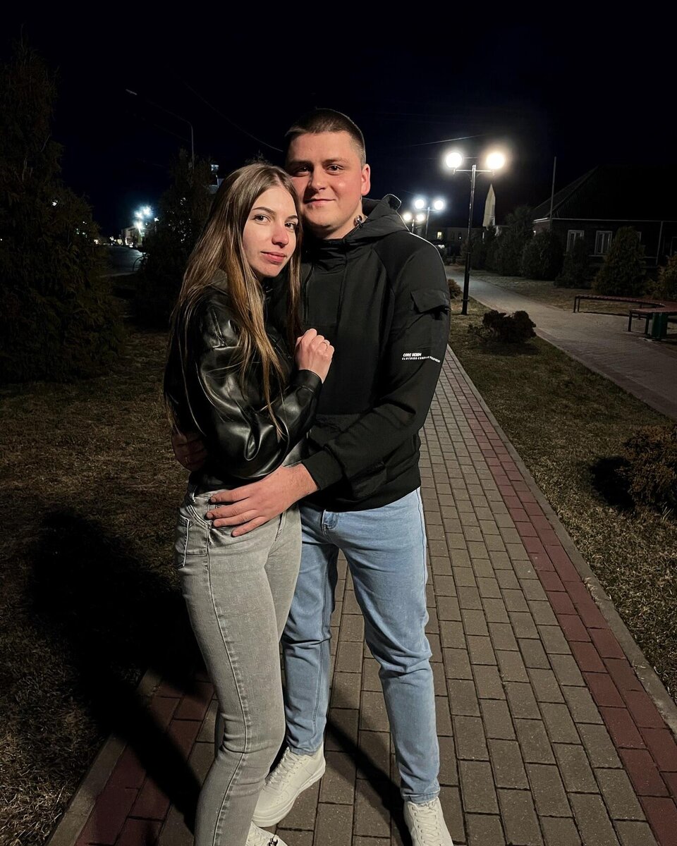 Артем и Алеся в ночном Мглине. Публикую с разрешения. Не все хотят публичности. Вот дочка ни в какую. 