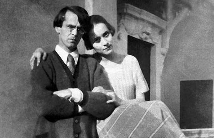 Фрагмент фотографии Владислав Ходасевич и Нина Берберова на вилле Максима Горького в Сорренто, 1925 год.