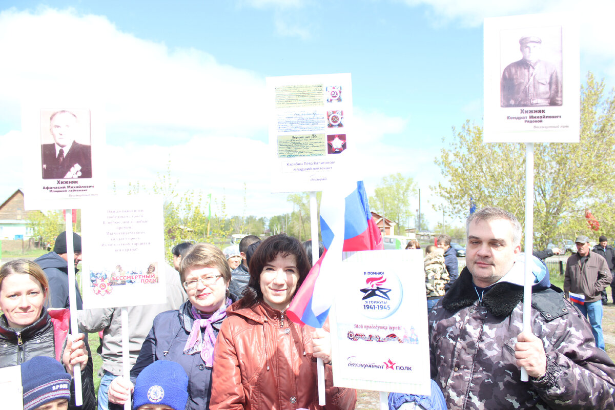 Бойцы стрелкового батальона решетовцев в строю "Бессмертного полка".
