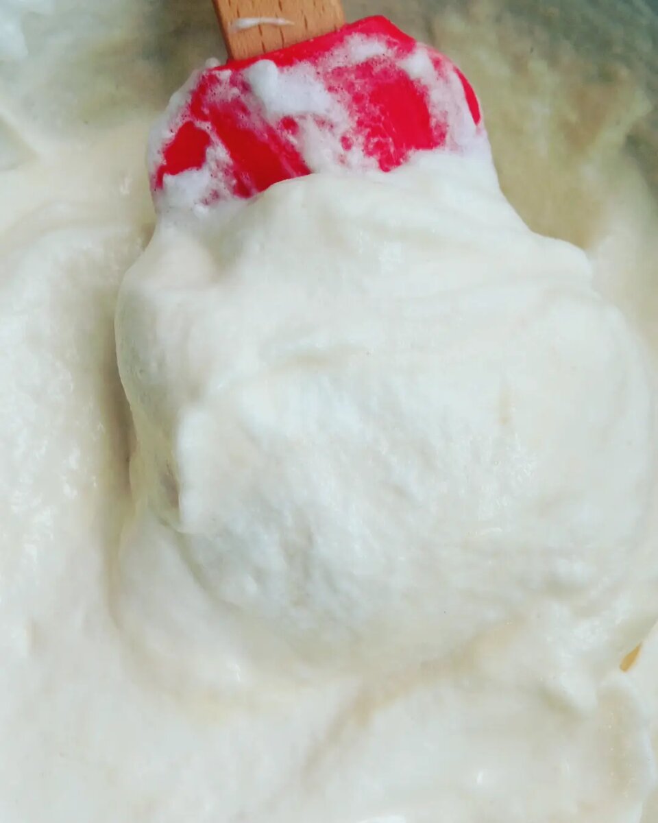 Вот такая водушная масса получается , когда соедините тесто и взбитые белки , самое главное очень аккуратно всё перемешивать , постепенно!