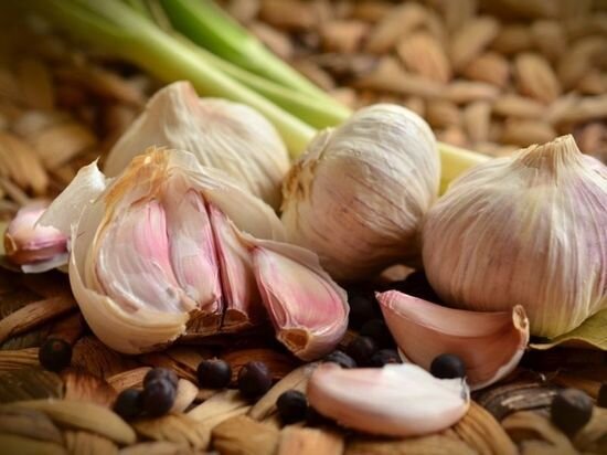     Хром помогает организму регулировать уровень глюкозы в крови. / canva.com