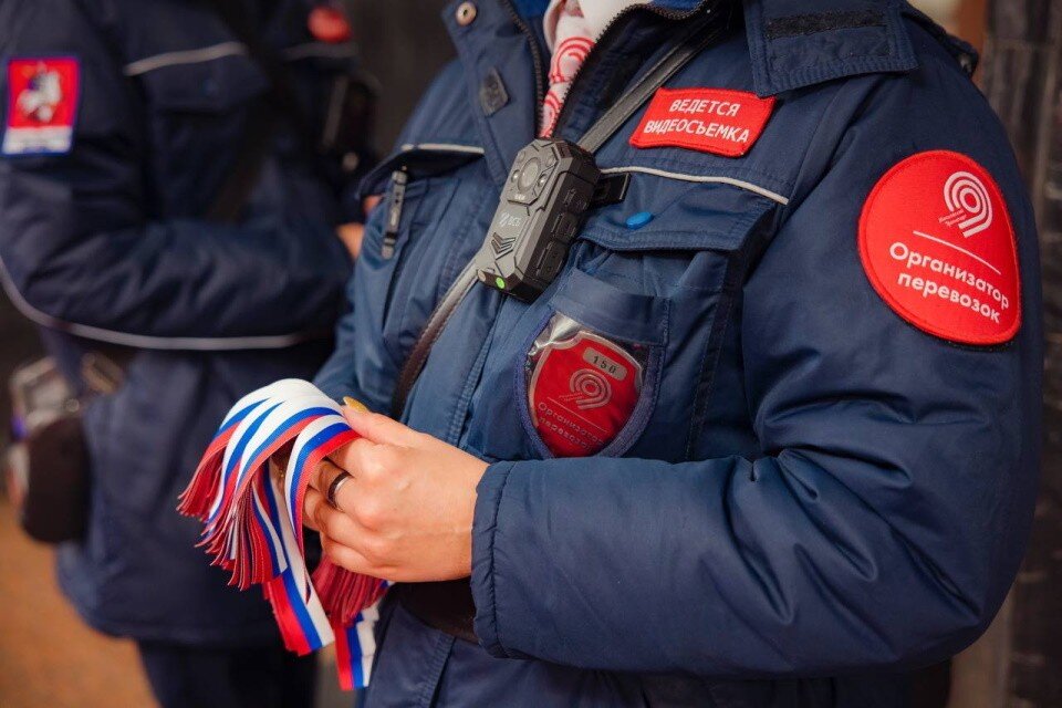     Ленты можно на станциях подземки «ВДНХ», «Площадь Революции», «Парк Культуры», «Пушкинская», «Охотный ряд», в трамваях №50 и автобусах м40, м9, м2 и40  Департамент транспорта Москвы