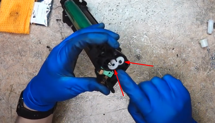 Фото 63. Отводим влево ролик заряда