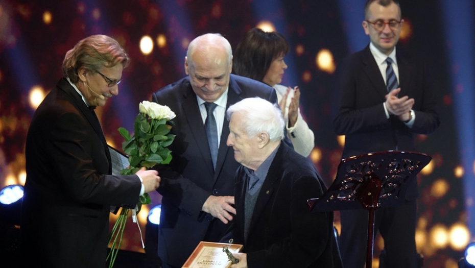    Главный художник БДТ Эдуард Кочергин награжден премией «За выдающийся вклад в театральную культуру Санкт-Петербурга». Автор фото: vk.com/bdtspb