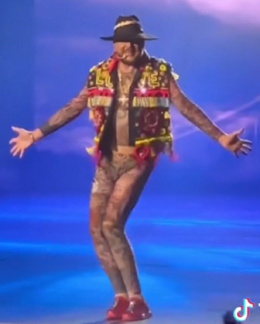    Филипп появился в прозрачном комбинезонеКадр из видео