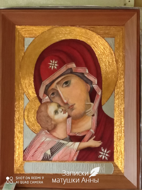 Владимирская икона Богоматери, тоже работа батюшки, но сделана была 2 года назад.