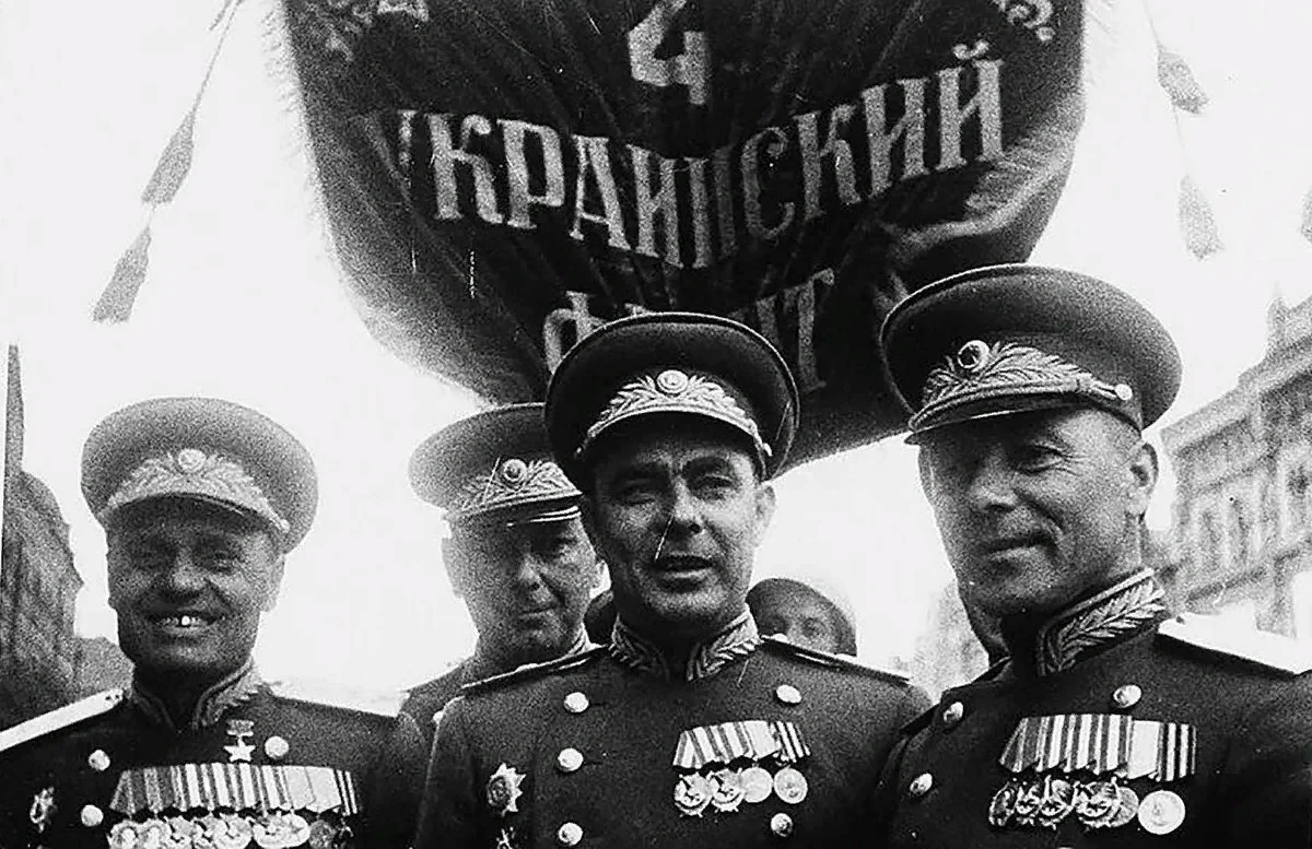 Генералы победы. Брежнев на параде Победы 1945