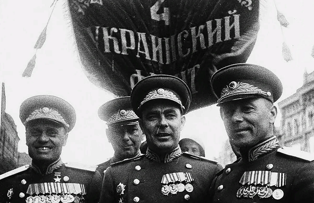 Победа й. Брежнев на параде Победы 1945.