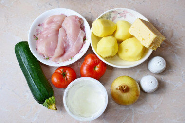 Как сделать курицу по-французски в духовке? Подготовьте для этого необходимые ингредиенты. Количество и пропорции ингредиентов можно немного поменять по своему вкусу. Я буду добавлять кабачки вместе с картофелем, но можно взять что-то одно.