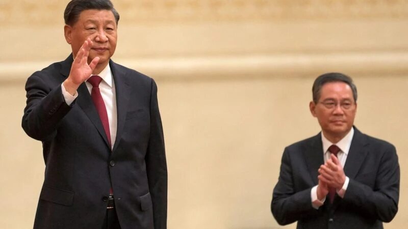 Председатель КНР Си Цзиньпин и Ли Цян, член нового Постоянного комитета Политбюро Коммунистической партии Китая, Пекин, 23 октября 2022 года. (WANG ZHAO /AFP via Getty Images)