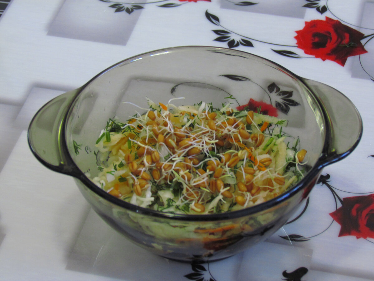 Салат из квашенной капусты с яблоком, кукурузным и арахисовым маслами, укроп + пророщенная пшеница. Этой порции мне хватит на два раза.