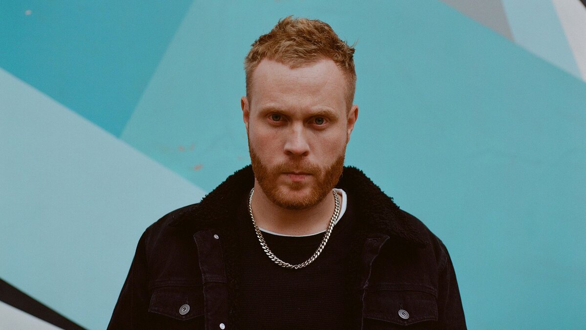    Комик Евгений Чебатков