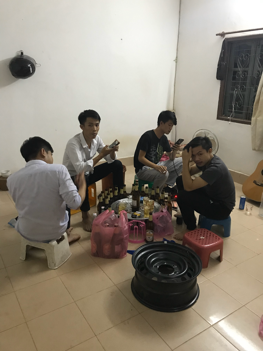 В отличие от других азиатских городов, здесь жизнь течет неспешно и размеренно: местные жители по вечера пьют ледяное  лаосское пиво и никуда не торопятся.