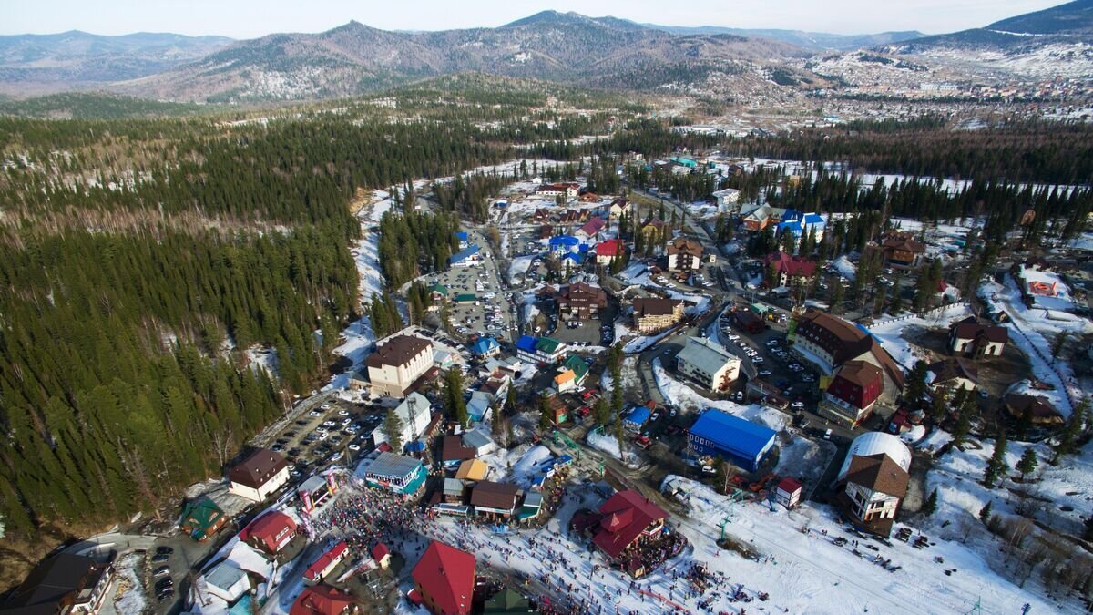    Гостиницы у подножия горы Зеленая на горнолыжном курорте Шерегеш в Кемеровской области© РИА Новости / Александр Кряжев