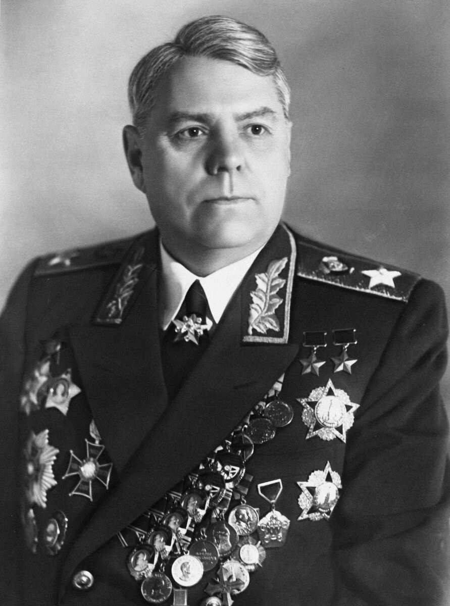 Маршал Советского Союза Александр Михайлович Василевский (1895—1977). 10 апреля 1944 года «За освобождение правобережной Украины» №2. 19 апреля 1945 года	«За планирование боевых операций и координацию действий фронтов» №7.