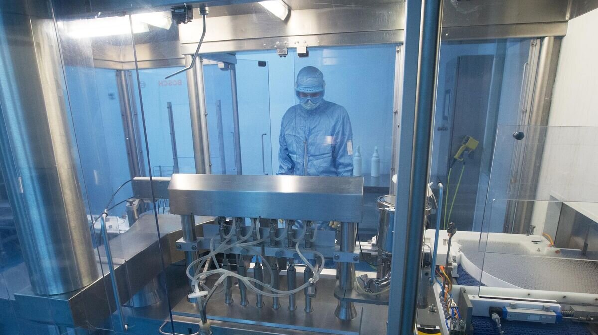    Производство вакцины от COVID-19 на фармацевтическом заводе "Биннофарм" © РИА Новости / Пресс-служба АФК "Система"