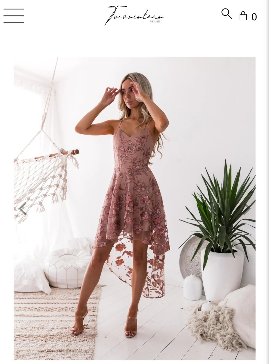 Стоимость этого платья на официальном сайте бренда.