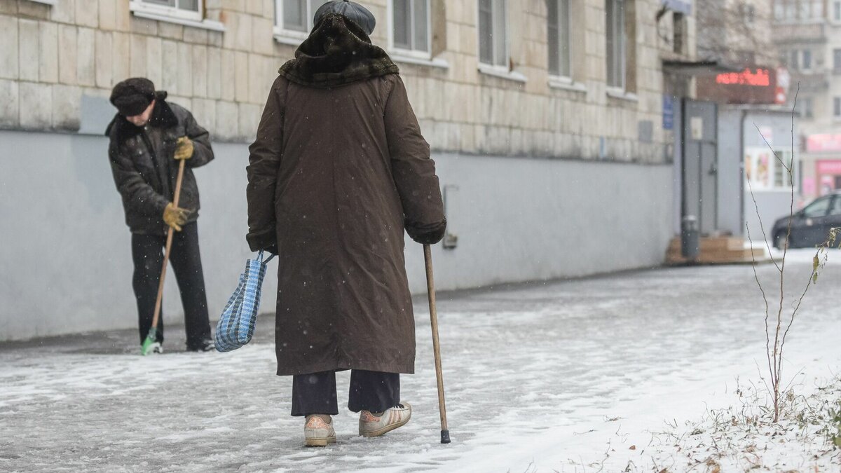     По словам горожан, из-за антигололедной обработки, на пешеходных дорожках образуется ледяная корка.