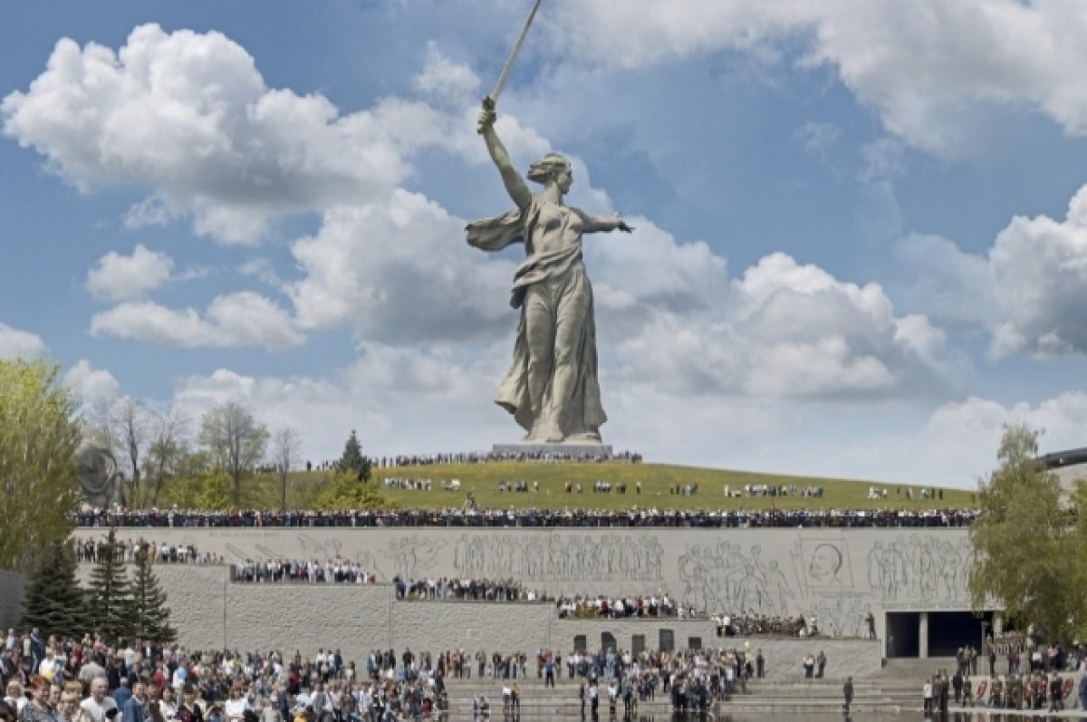 Волгоград население. Волгоград монумент Родина мать арт. Мемориал Мамаев Курган. Сталинград Родина Победы. Мамаев Курган Сталинградская битва памятник с факелом.