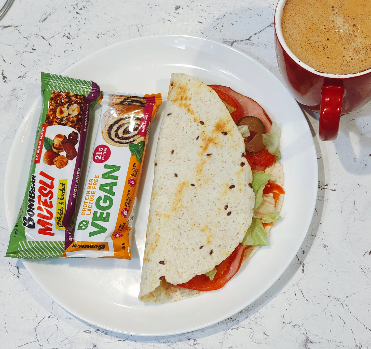 Вот эти батончики. Съела по половине. Мюсли прям отличный. Тортилья 40 г, соус 10 г, шинка 30 г, капучино.