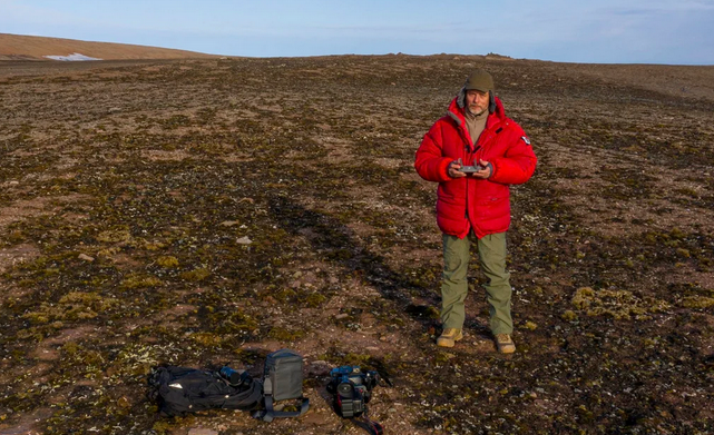 Андрей за работой – на одном из островов Северной Земли