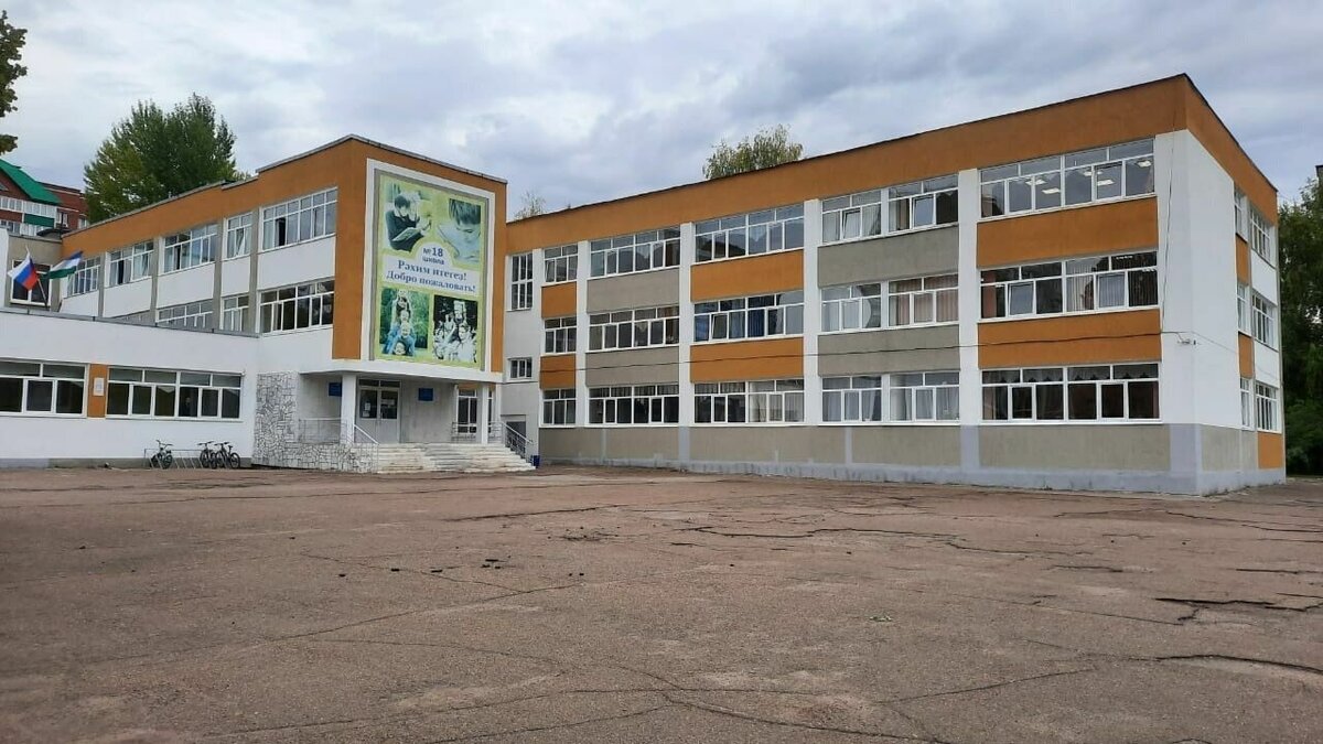     В сентябре власти сообщали, что учебный год пройдет штатно, но родители сообщают, что один из корпусов снесут.