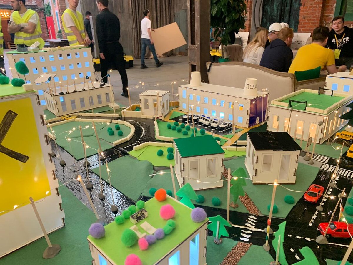 Каждый город уникален. Благодаря фантазии участников в нем появляются неожиданные и креативные постройки. Например - летнее кафе на крыше.