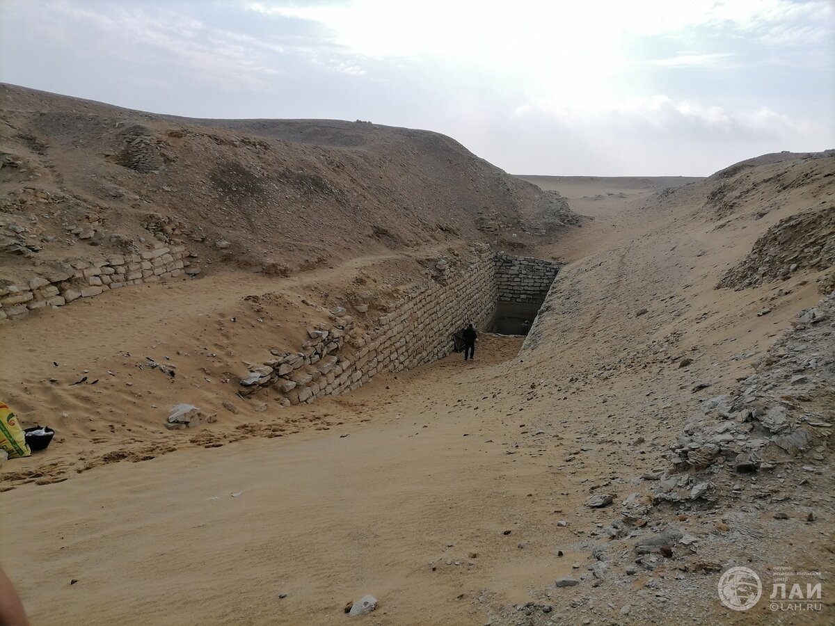 Раскопанный вход в пирамиду Сехемхета. Автор фото: Наталья Носова