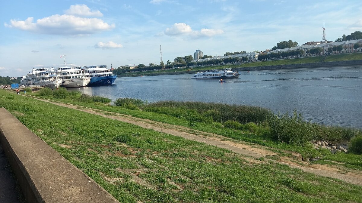 В Коломне теплоходы такие, как идущий по реке на этом фото.