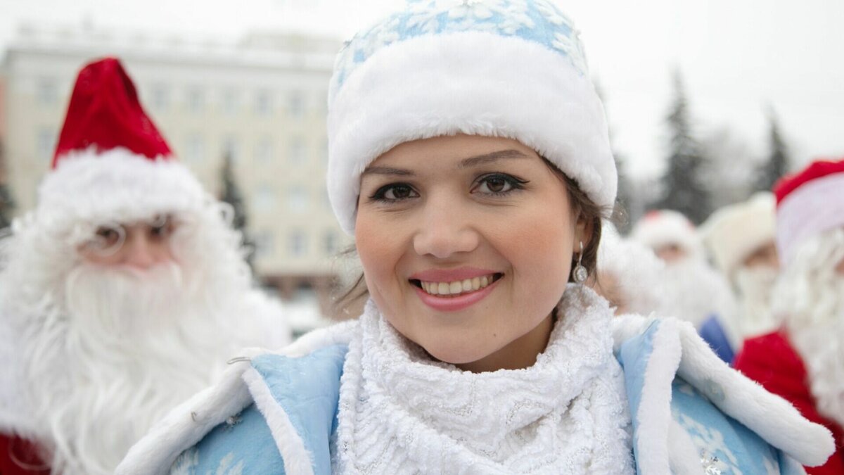 В Сургуте Снегурочка сломала шлагбаум и вызвала восторг у жителей |  muksun.fm | Дзен