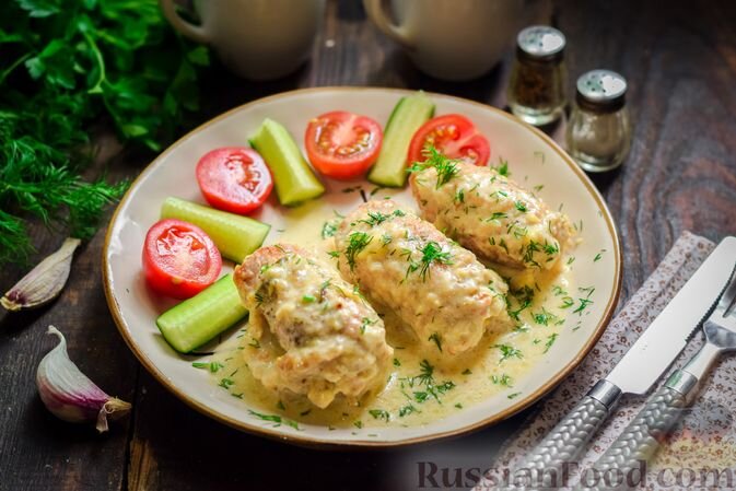 свинина, сыр твёрдый, масло сливочное, зелень петрушки, зелень укропа, чеснок, сметана, масло растительное, мука, соль, перец чёрный молотый
