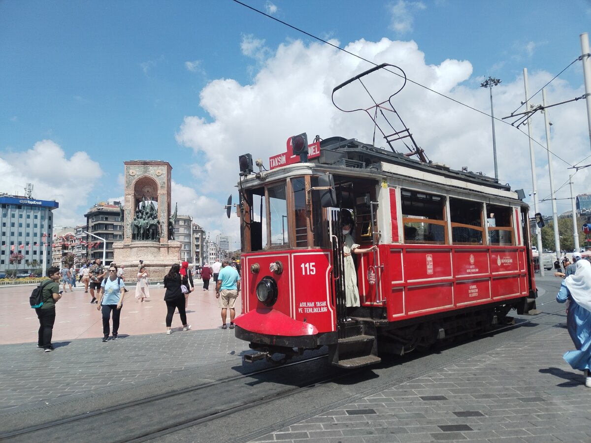 Трамвайчик-достопримечательность на площади Таксим, ездит по Истикляль туда-обратно