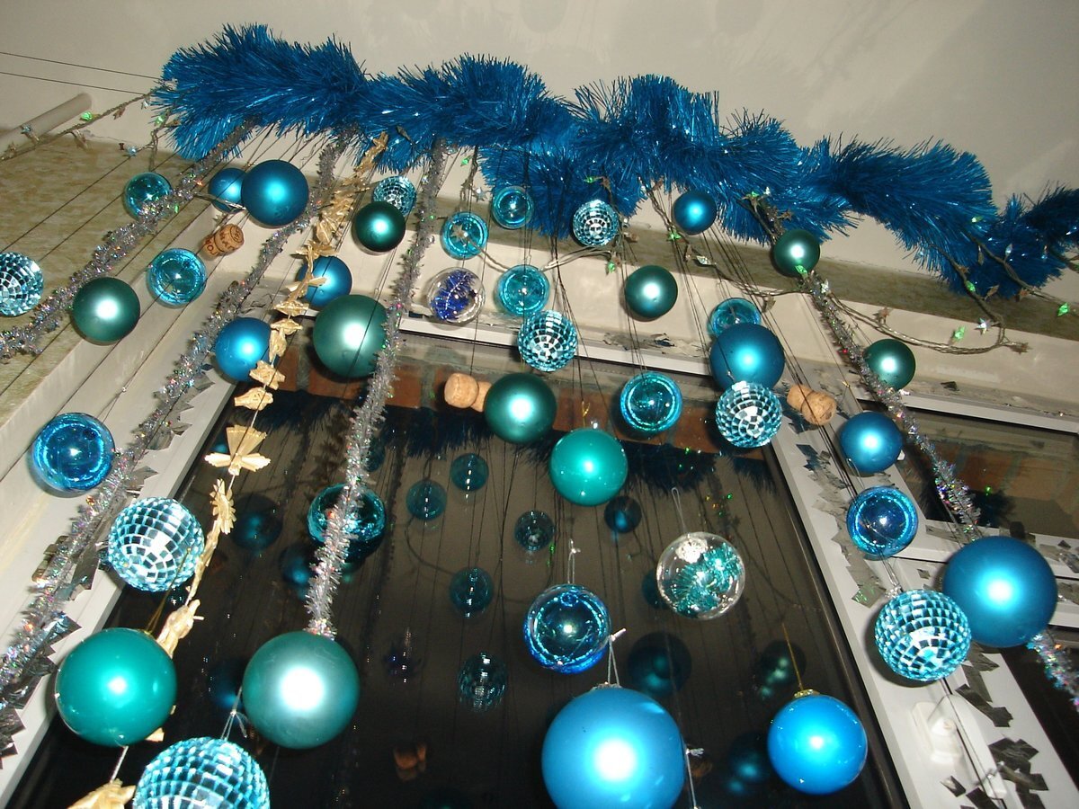 Украшение новогодними шарами. Новогодний декор в синих тонах. Новогодний декор с шарами. Украшение мишурой к новому году. Новогодние украшения в голубом цвете.