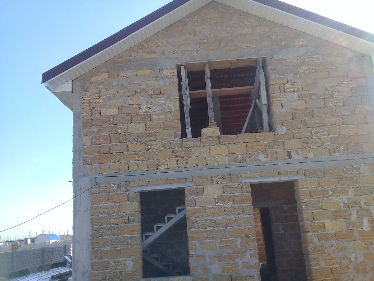 В Крыму кто-то строит новый дом.