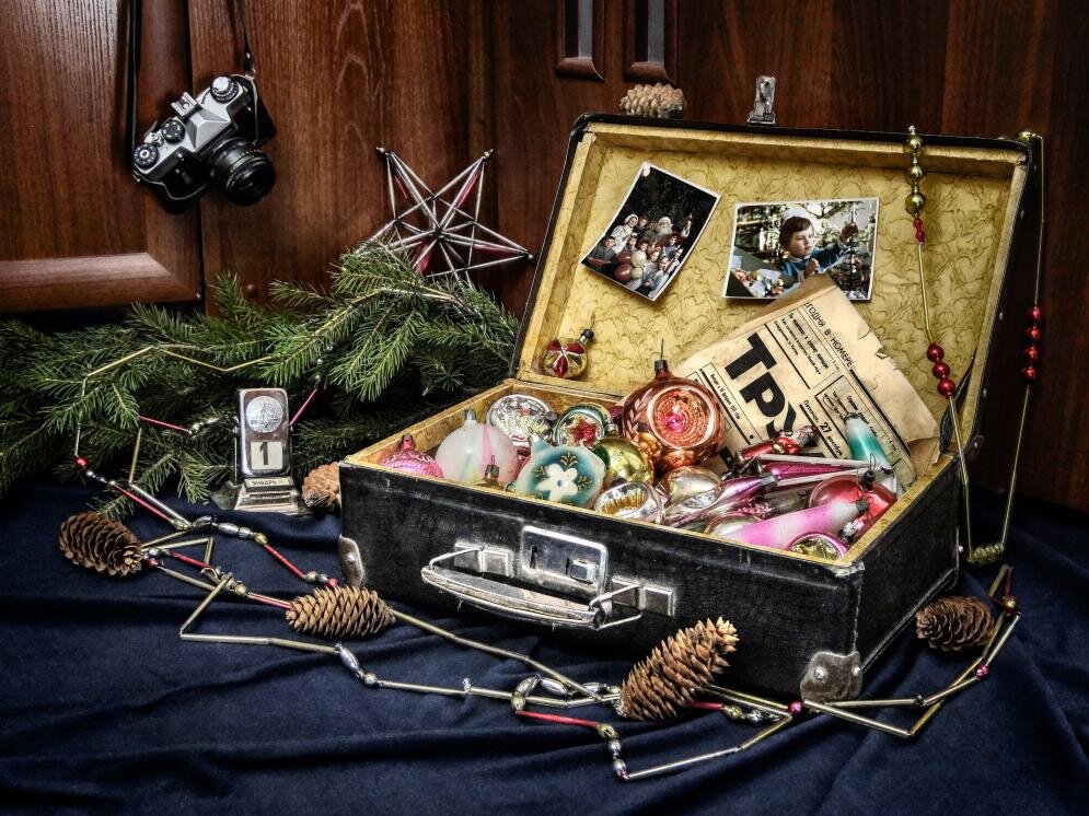 чемодан иллюстрация. старый чемодан. ньют саламандер с чемоданом. натюрморт со старыми вещами. магический чемодан.