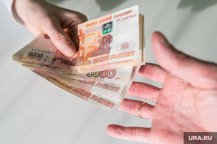    Алименты платят ежемесячно по решению суда