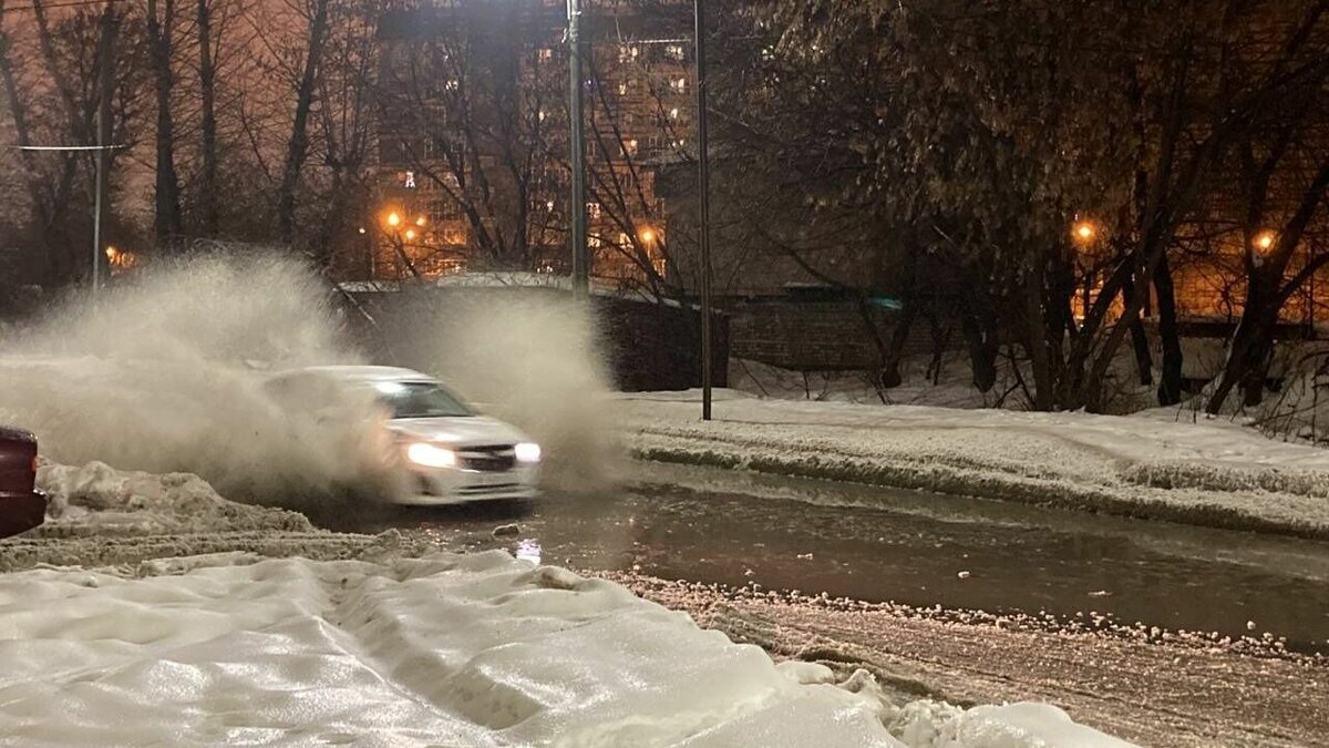     В Казани весь город оказался затоплен из-за дождя, а местами начал превращаться в большой каток. Корреспондент Inkazan рассказал о нескольких местах, куда ехать или идти не стоит уже сейчас.