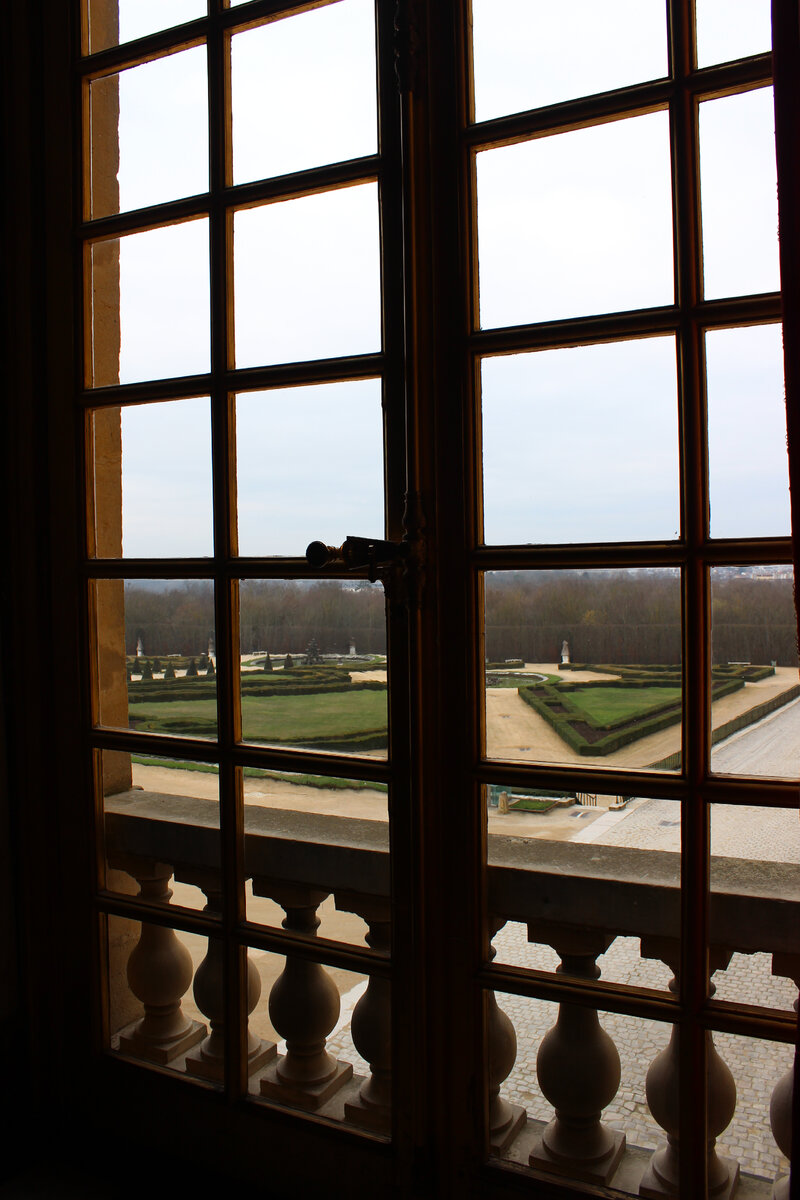 Вид на парк из окна дворца