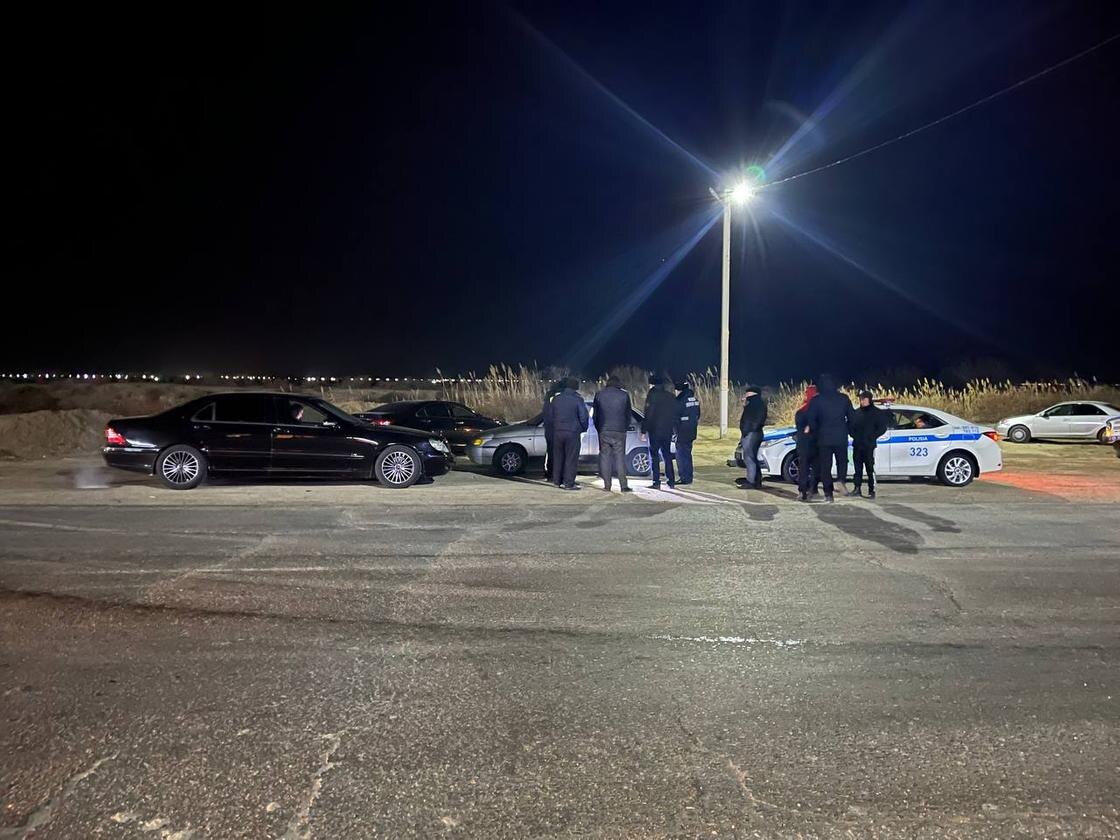    Полицейские и машины на дороге ночью:t.me/POLICE_of_KZ