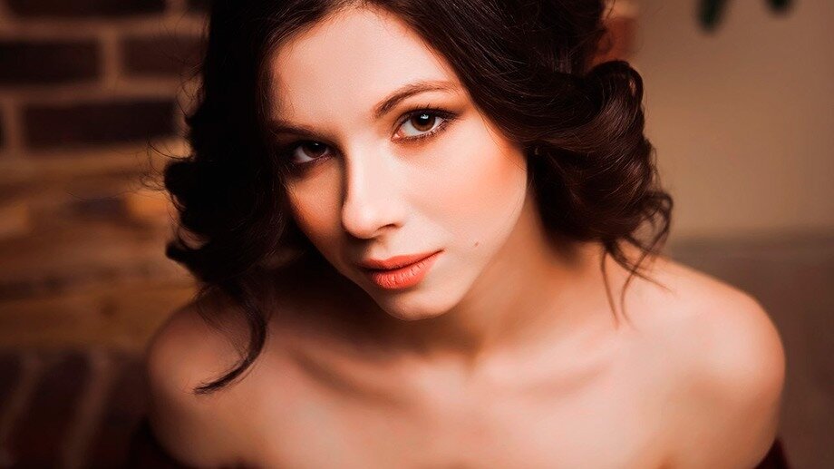     Актриса Алёна Андронова подала иск о защите чести и достоинства против банка «Тинькофф». Она обвинила кредитную организацию в краже образцов ее голоса, которые помимо воли актрисы «перекочевали» из аудиосервисов банка в озвучку рекламы порносайтов.