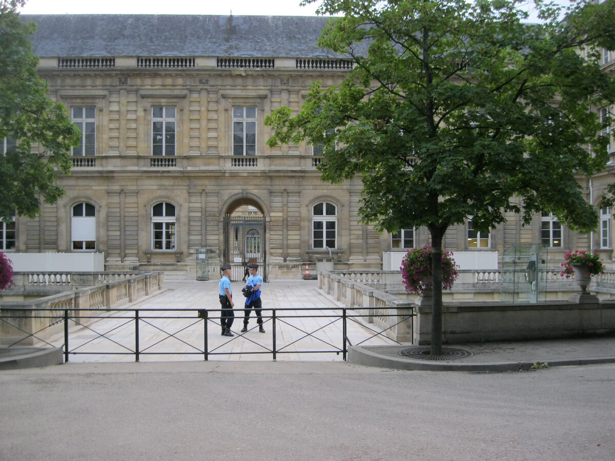   Люксембургский дворец, в котором заседает Сенат, вторая палата французского парламента. И, наверняка, любуются из окон парком, решая судьбу страны.