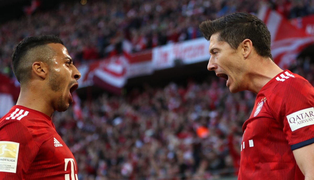 Тьяго Алькантра и Роберт Левандовски празднуют гол