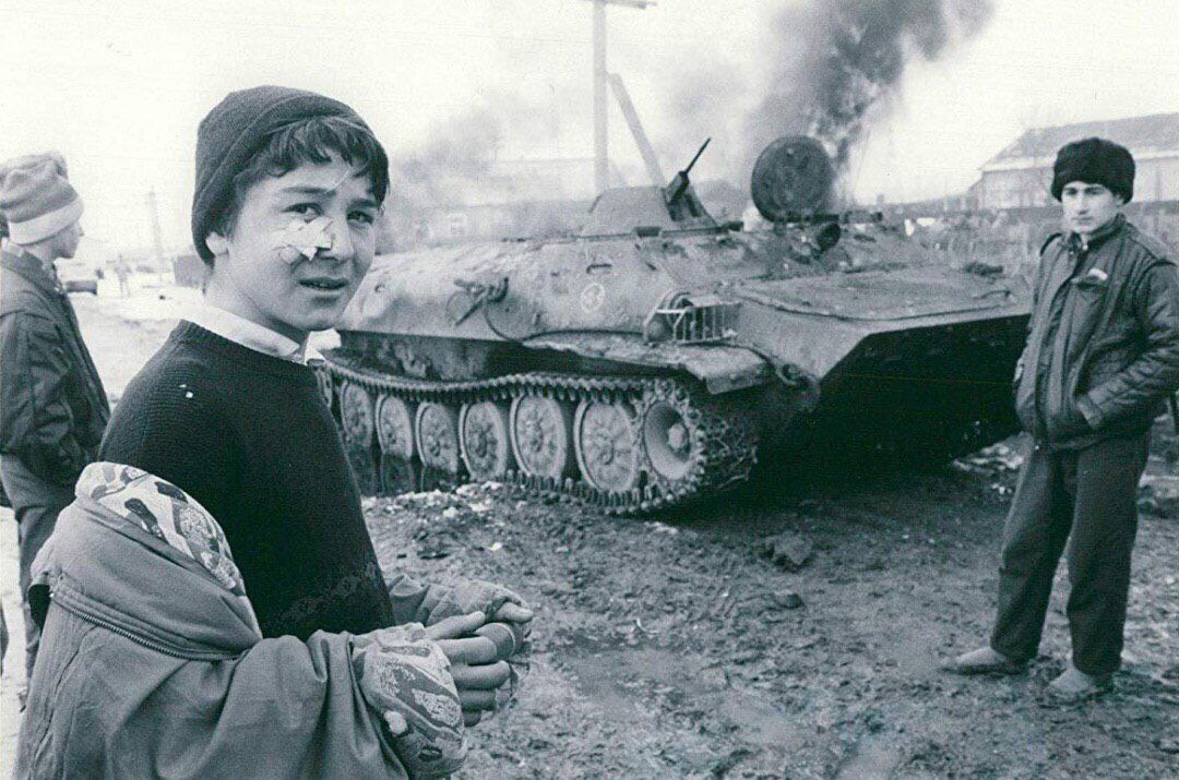 Дворец дудаева штурм грозного 1995. Штурм грозного (декабрь 1994 — март 1995). Чечня грозный штурм август 1995. Штурм грозного 1995 солдаты. 26 декабря 1995 года.