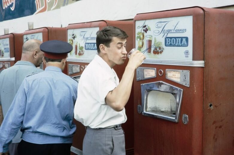 Автоматы на площади Революции. Фото:  Харрисон Форман «Они жаждут», 1959-1964 г.г / Фото с сайта http://back-in-ussr.com 